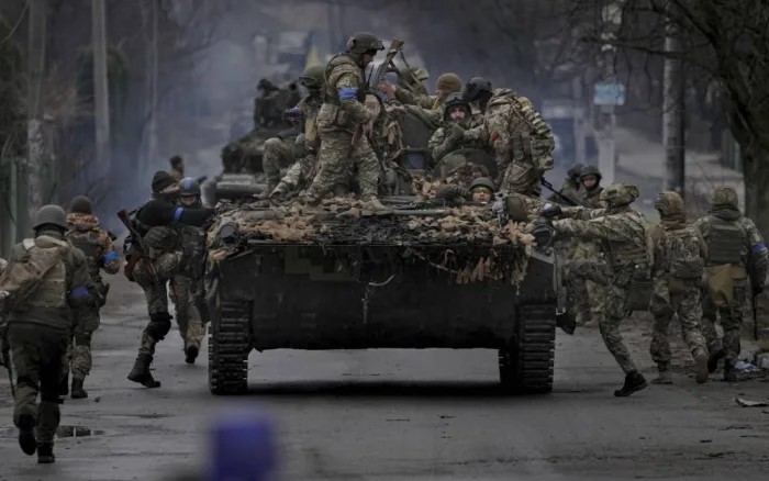 Trận chiến Donbass: Ukraine đẩy lùi hàng loạt cuộc tấn công dữ dội, phá hủy nhiều khí tài của Nga trong 24 giờ qua - Ảnh 1.