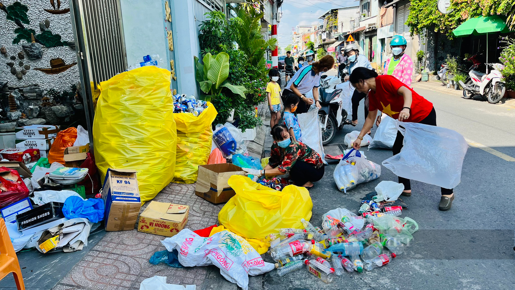 	  Thú vị ngày hội “đổi rác tái chế lấy quà”  - Ảnh 8.