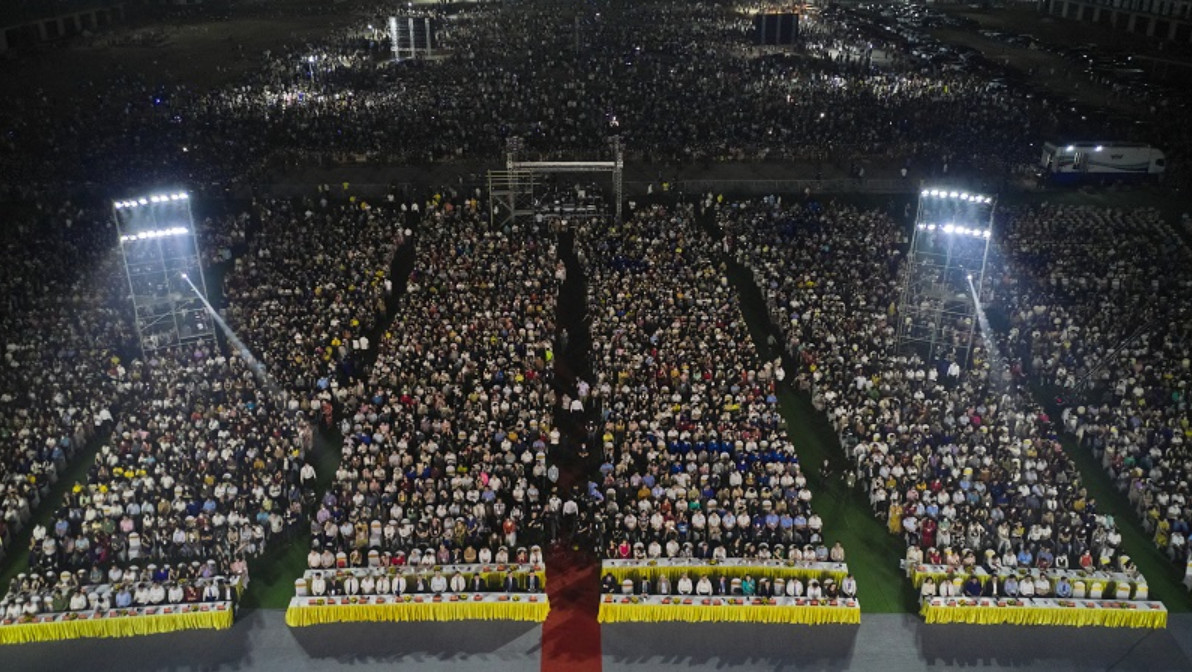 Sea of ​​people jostling to watch fireworks at the 115th anniversary of Sam Son tourism - Photo 2.