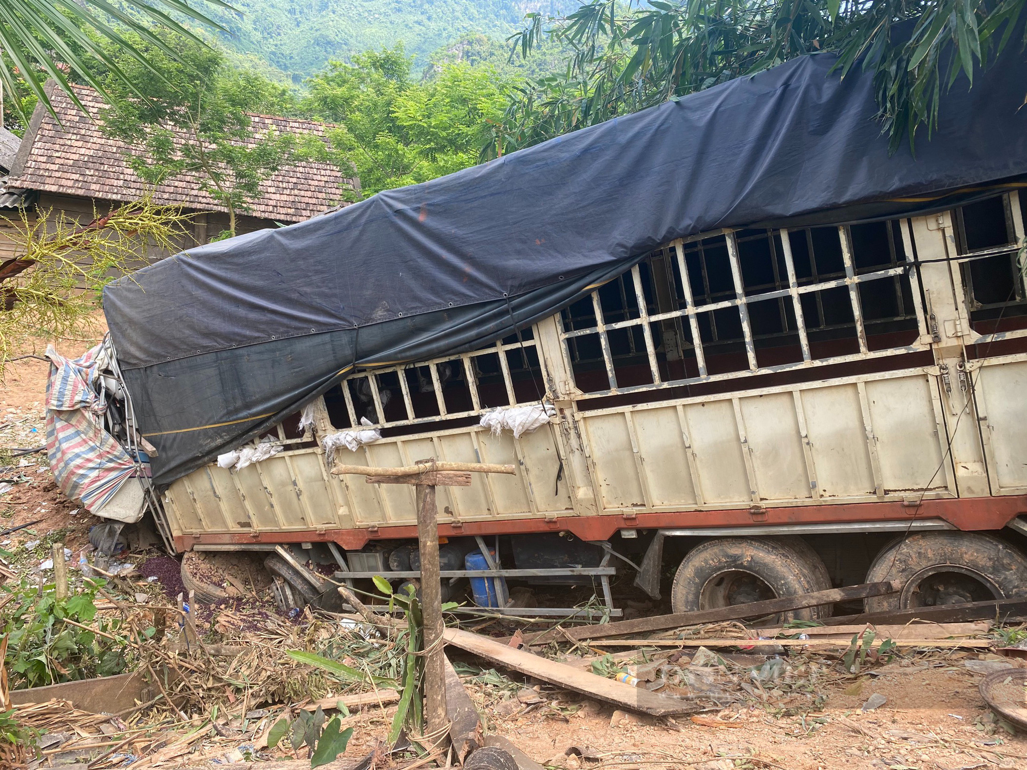 Vụ xe tải lao vào nhà dân làm 3 người tử vong: Gia đình nạn nhân khóc ngất bên linh cửu - Ảnh 4.