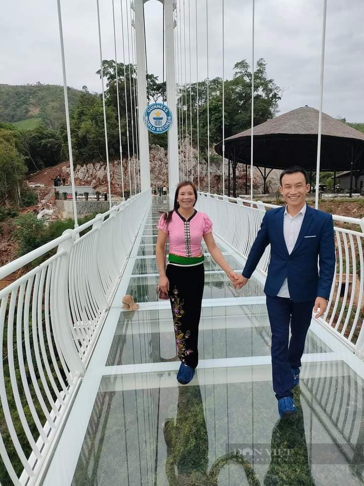 What should the people of Son La want to enjoy when visiting the Bach Long glass bridge?  - Photo 1.