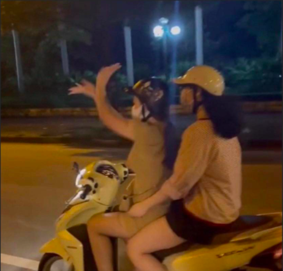 Bỏ 2 tay rồi múa khi lái xe máy ở Hà Nội, cô gái Nghệ An bị phạt hàng triệu đồng - Ảnh 1.