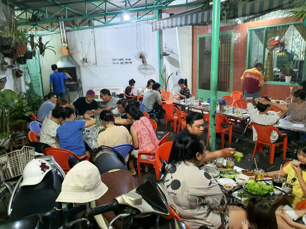 Sài Gòn quán: Quán bò lá lốt &quot;núp&quot; bên đường ray xe lửa, vừa ăn vừa nghe tàu xình xịch chạy qua - Ảnh 6.