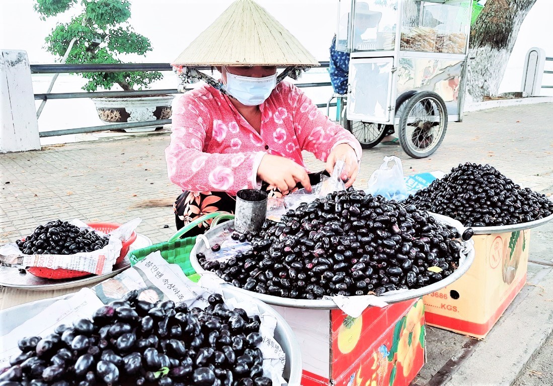Thứ cây hiếm ai trồng, ra từng chùm trái dại tím đen ở An Giang, ấy thế mà thành đặc sản nhiều người vồ vập - Ảnh 1.