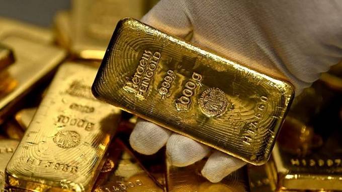 Giá vàng hôm nay 25/4: Vàng tiếp tục lao dốc mạnh vì lo ngại lãi suất của Mỹ tăng cao - Ảnh 1.