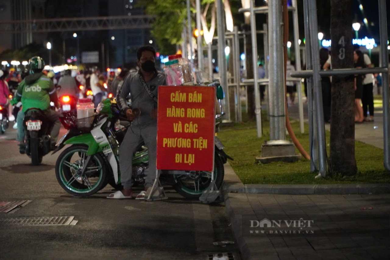 TP.HCM: Xe máy đậu bất chấp giữa lòng đường trung tâm tiềm ẩn nhiều nguy cơ tai nạn giao thông - Ảnh 3.