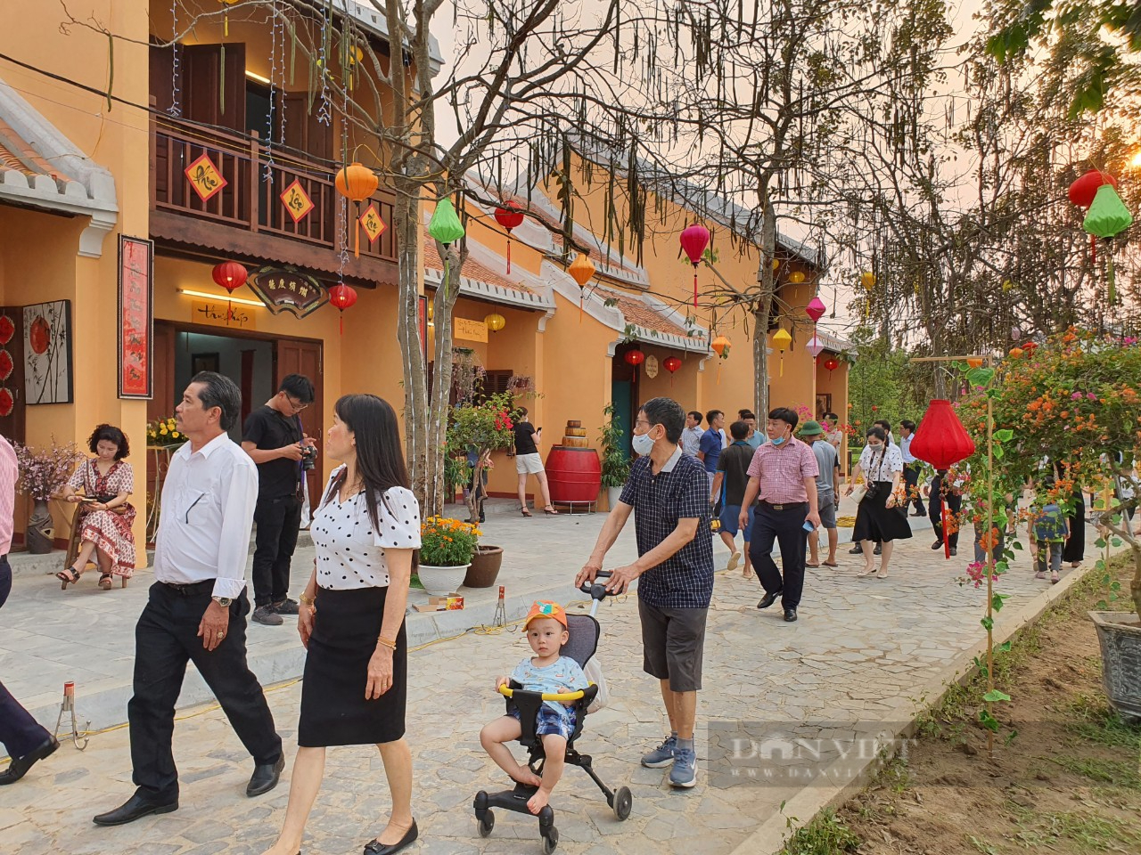 Nhiều hoạt động bên trong “Phố cổ Hội An” giữa lòng xứ Thanh, người dân đổ xô đến check-in - Ảnh 2.