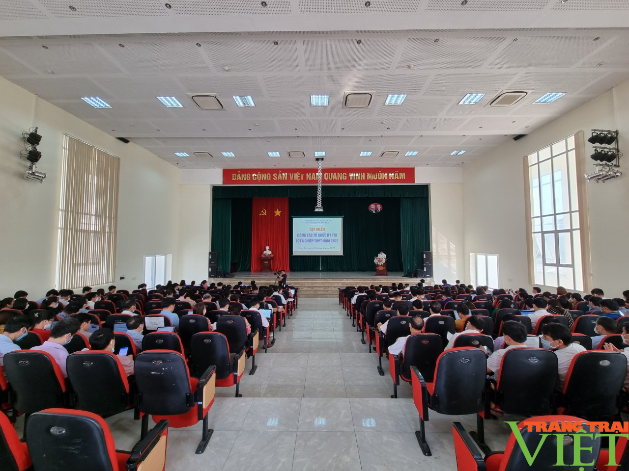Sơn La: Hơn 200 đại biểu được tập huấn nghiệp vụ chuẩn bị công tác tổ chức Kỳ thi tốt nghiệp THPT năm 2022  - Ảnh 1.