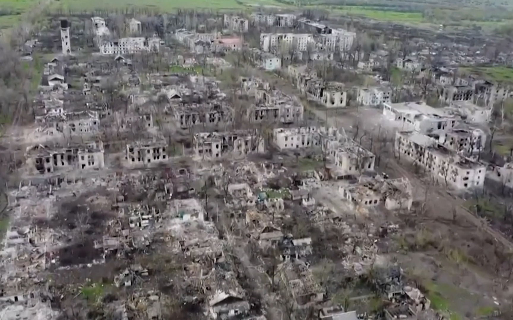 Chiến sự Ukraine ngày 26/4: Nga kiểm soát "đầu não" Kherson, Ukraine đề xuất "3 bước Mariupol", một ngôi làng của Nga bị pháo kích