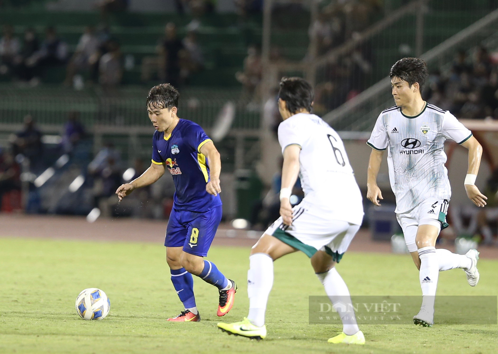 Cong Phuong's wife celebrates when Van Toan scores - Photo 5.