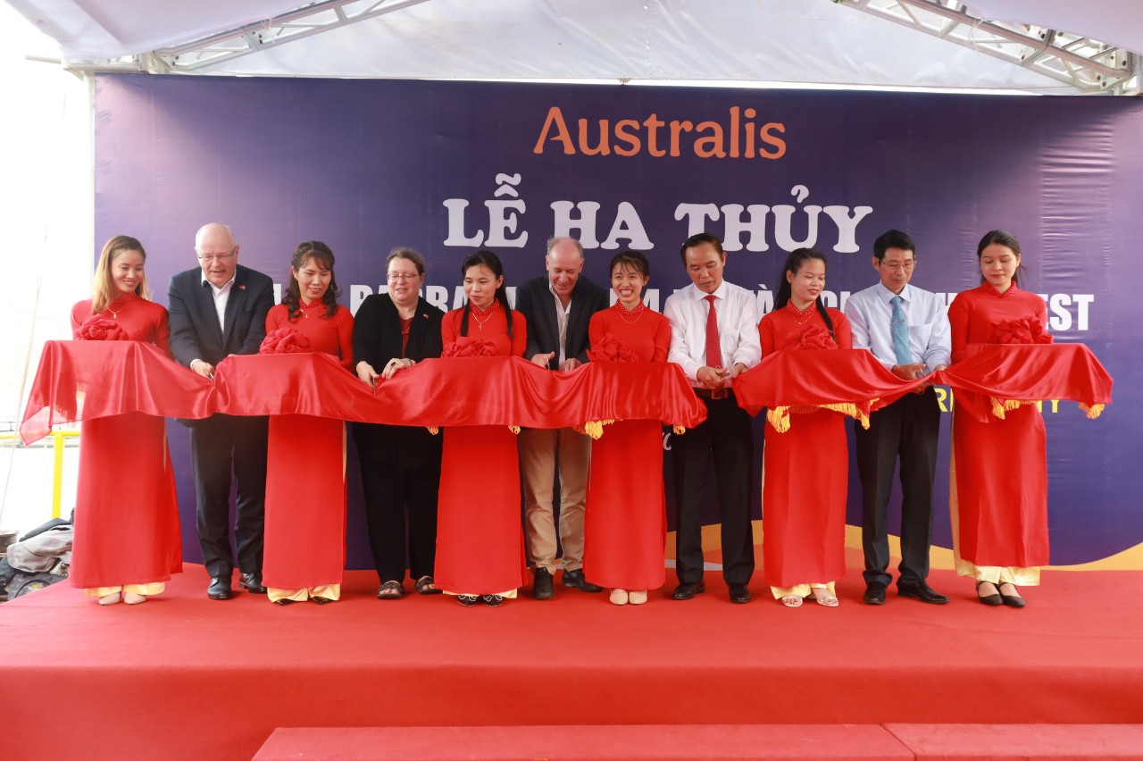 Khánh Hòa:  Hạ thủy sà lan cho cá ăn và tàu thu hoạch cá tự động của TNHH thuỷ sản Australis Việt Nam - Ảnh 1.