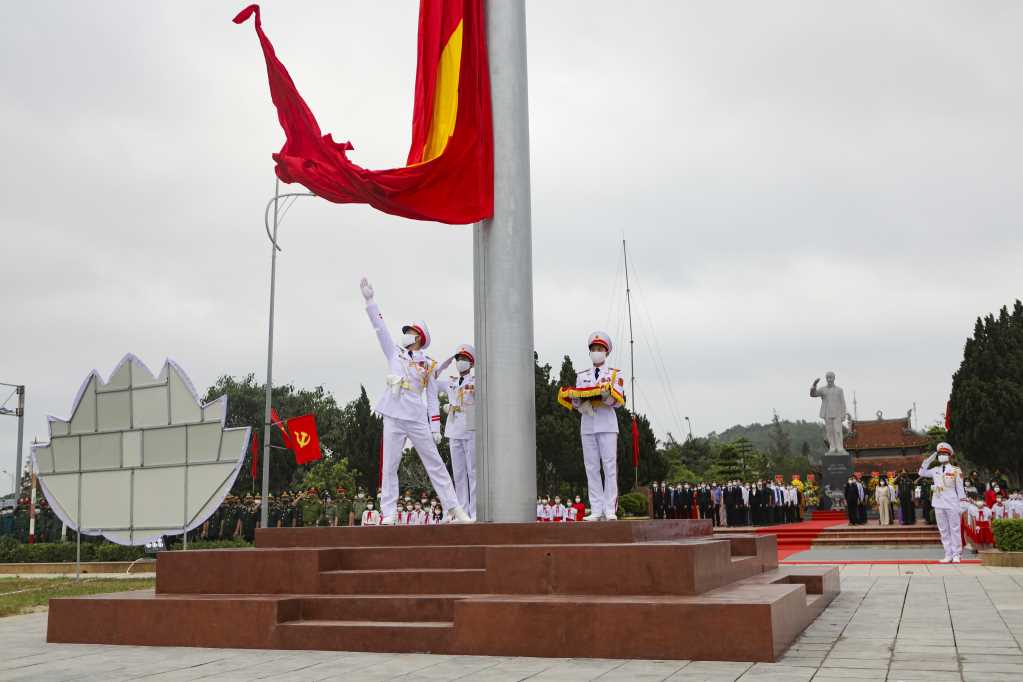 Cờ tổ quốc tung bay trên cột cờ chủ quyền tại đảo Cô Tô - Ảnh 2.