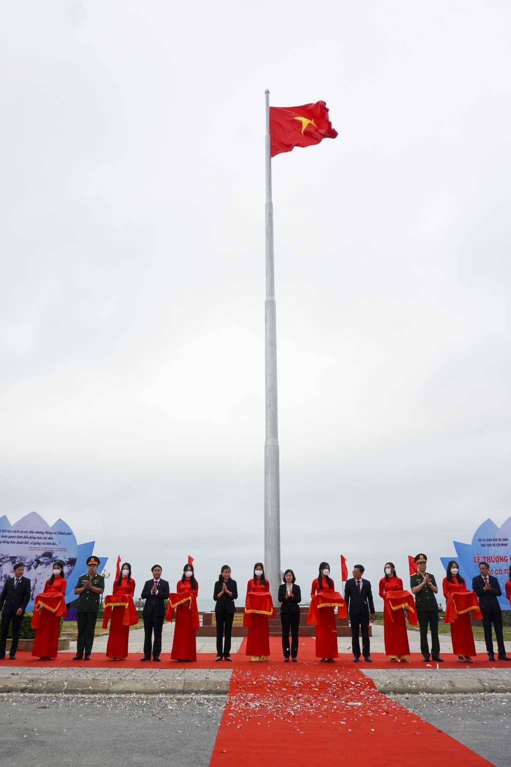 Cờ tổ quốc tung bay trên cột cờ chủ quyền tại đảo Cô Tô - Ảnh 3.