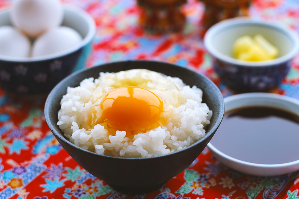 Người Nhật thích ăn trứng gà sống với cơm nóng - Ảnh 1.
