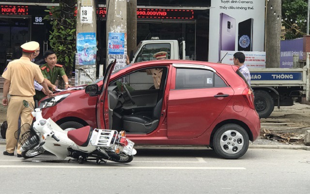 Motorcycle crashes car when opening the door, who is wrong, what is the specific penalty?