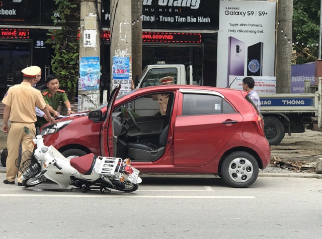 Xe máy đâm ô tô khi mở cửa ai sai, mức phạt cụ thể thế nào? - Ảnh 1.