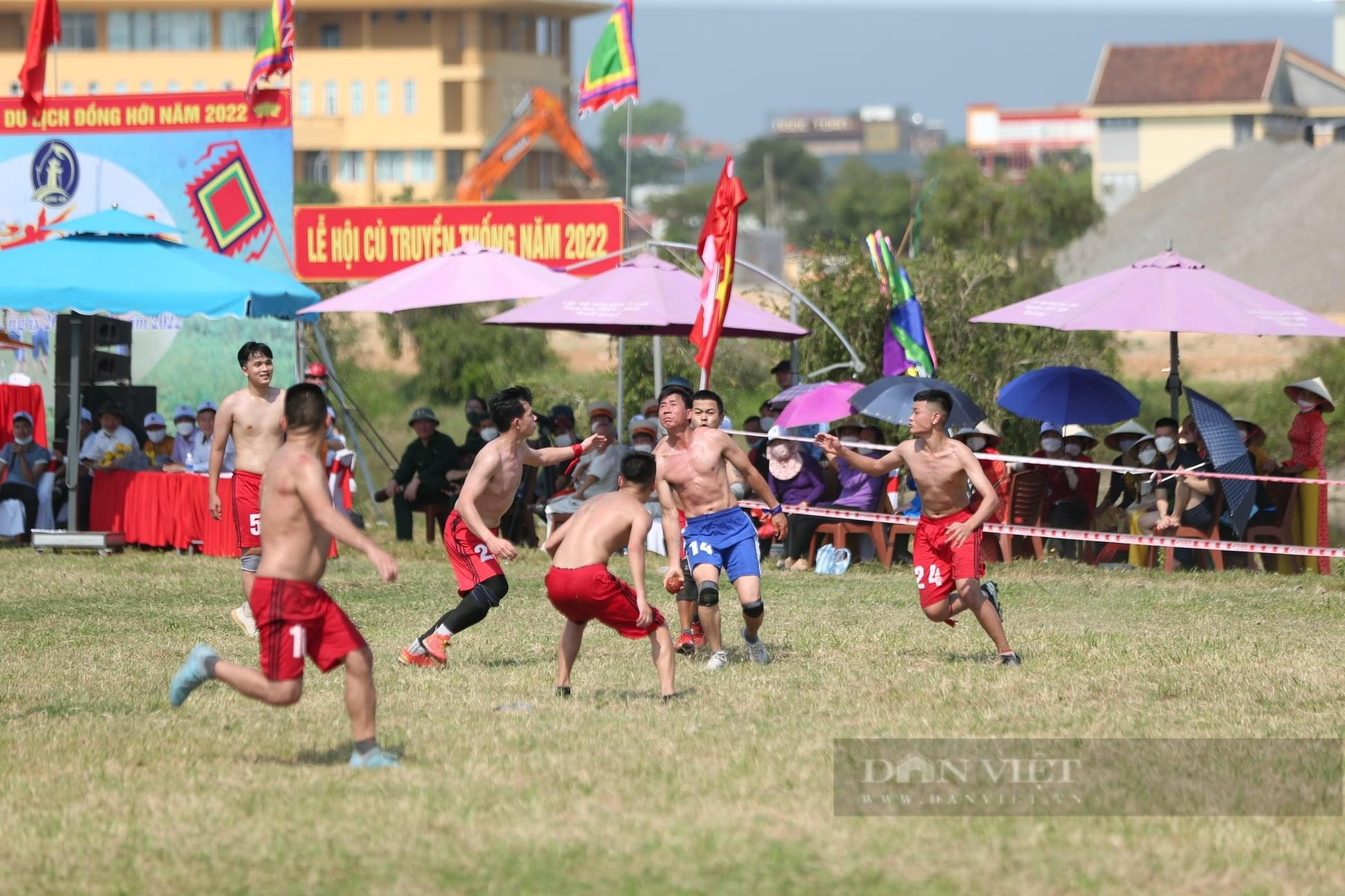 Ảnh: 50 trai tráng lao vào tranh nhau quả cầu trong lễ hội cù ở Quảng Bình - Ảnh 1.