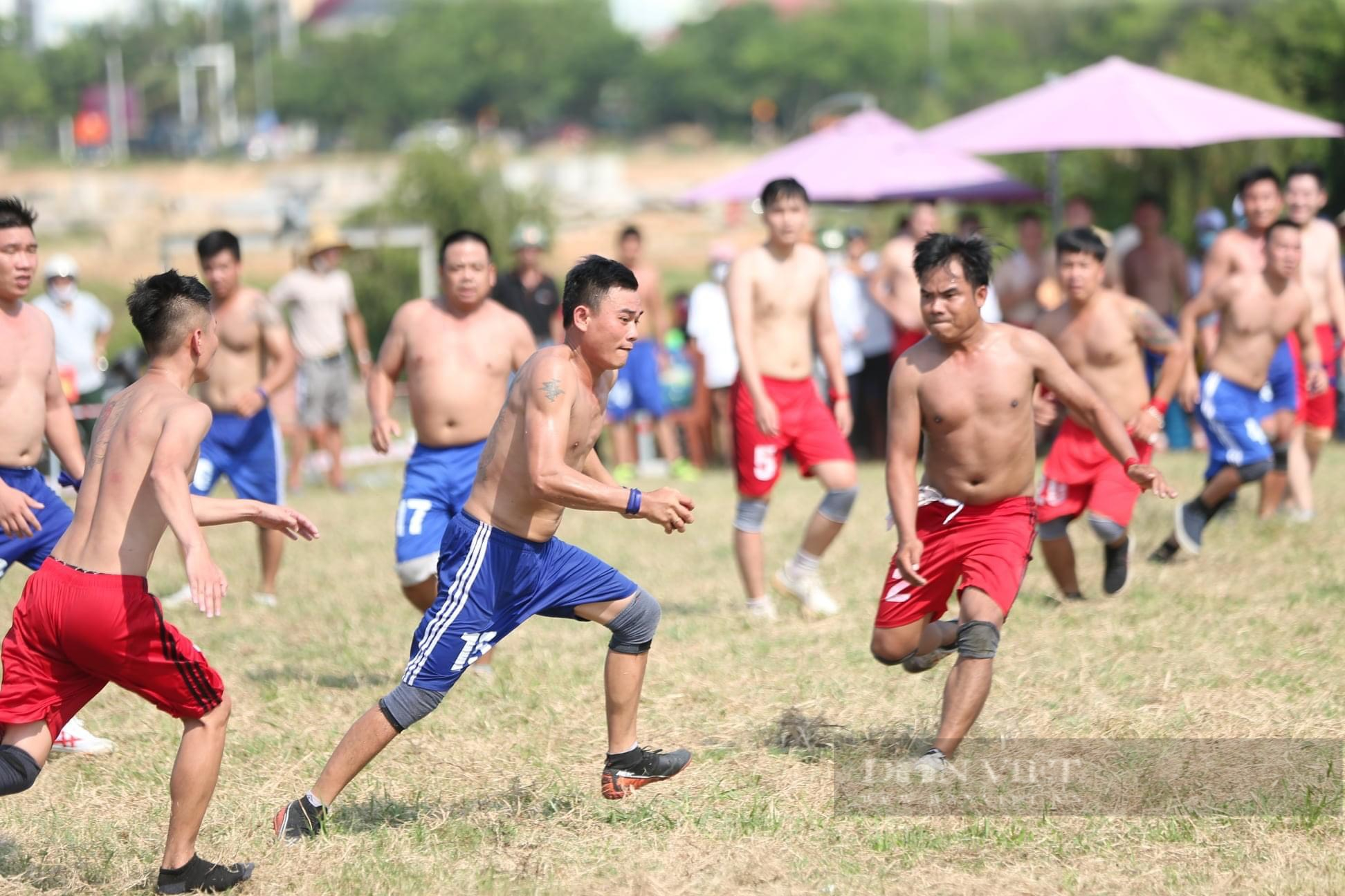 Ảnh: 50 trai tráng lao vào tranh nhau quả cầu trong lễ hội cù ở Quảng Bình - Ảnh 6.