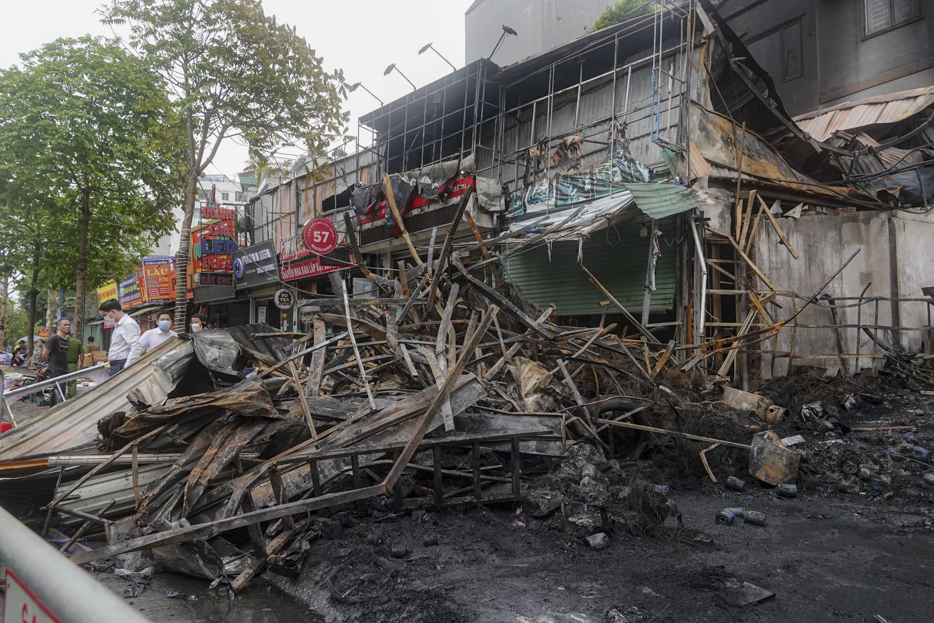 Hình ảnh tan hoang tại vụ cháy thiêu rụi gần chục ngôi nhà trên đường Nguyễn Hoàng, Hà Nội - Ảnh 2.