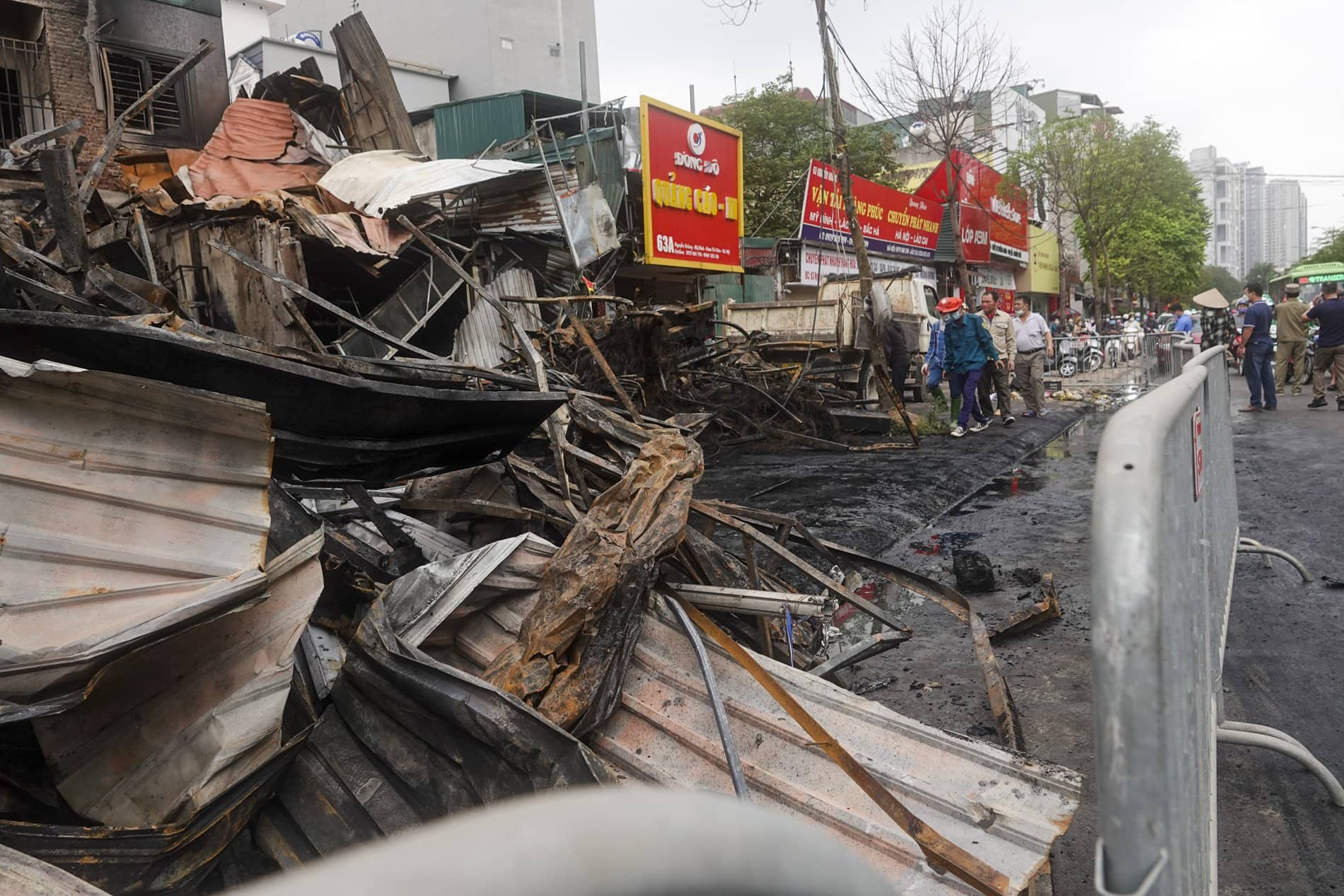 Hình ảnh tan hoang tại vụ cháy thiêu rụi gần chục ngôi nhà trên đường Nguyễn Hoàng, Hà Nội - Ảnh 3.