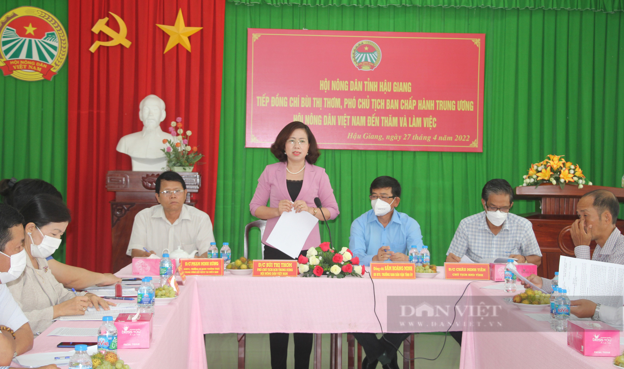 Phó Chủ tịch Hội NDVN Bùi Thị Thơm làm việc tại Hậu Giang: Cần quan tâm hơn đến tiêu thụ nông sản cho nông dân- Ảnh 1.