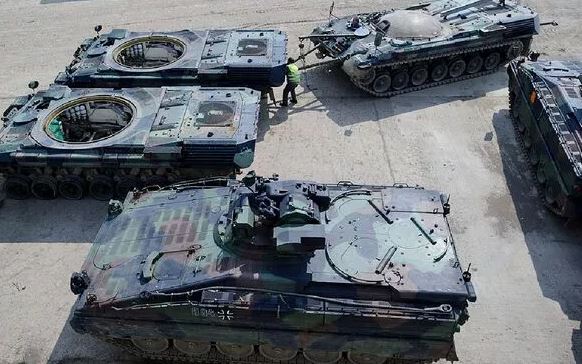 Military experts warn that German tanks supplied to Ukraine are too difficult to use - Photo 1.