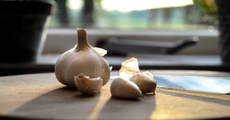 What does eating garlic have to do with teeth?