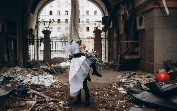Tình yêu và hạnh phúc giữa chiến sự Ukraine: Cặp đôi quyết đám cưới giữa làn đạn vì 'ai biết ngày mai sẽ ra sao'