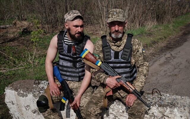 Giao tranh ác liệt ở Donbass: Binh sĩ Ukraine gồng mình chiến đấu, bật khóc nức nở vì tổn thất nặng nề - Ảnh 1.