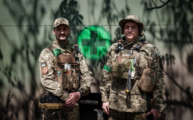 Giao tranh ác liệt ở Donbass: Binh sĩ Ukraine gồng mình chiến đấu, bật khóc nức nở vì tổn thất nặng nề - Ảnh 3.