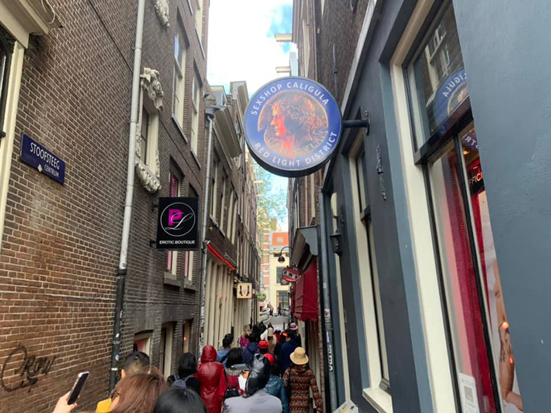 Amsterdam: Tour tham quan khu đèn đỏ “đắt hàng”, “cà phê đặc biệt” lo mất khách - Ảnh 5.