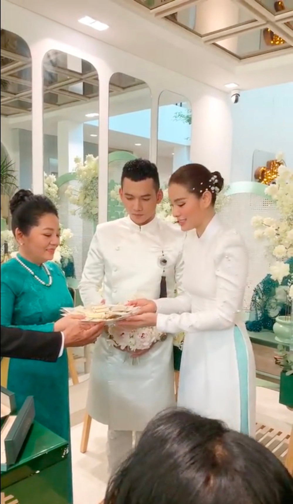 Đám cưới “dát vàng”, “dát kim cương” của dàn sao Việt: Phương Trinh Jolie tiết lộ ngay mục đích sử dụng 88 cây vàng - Ảnh 1.