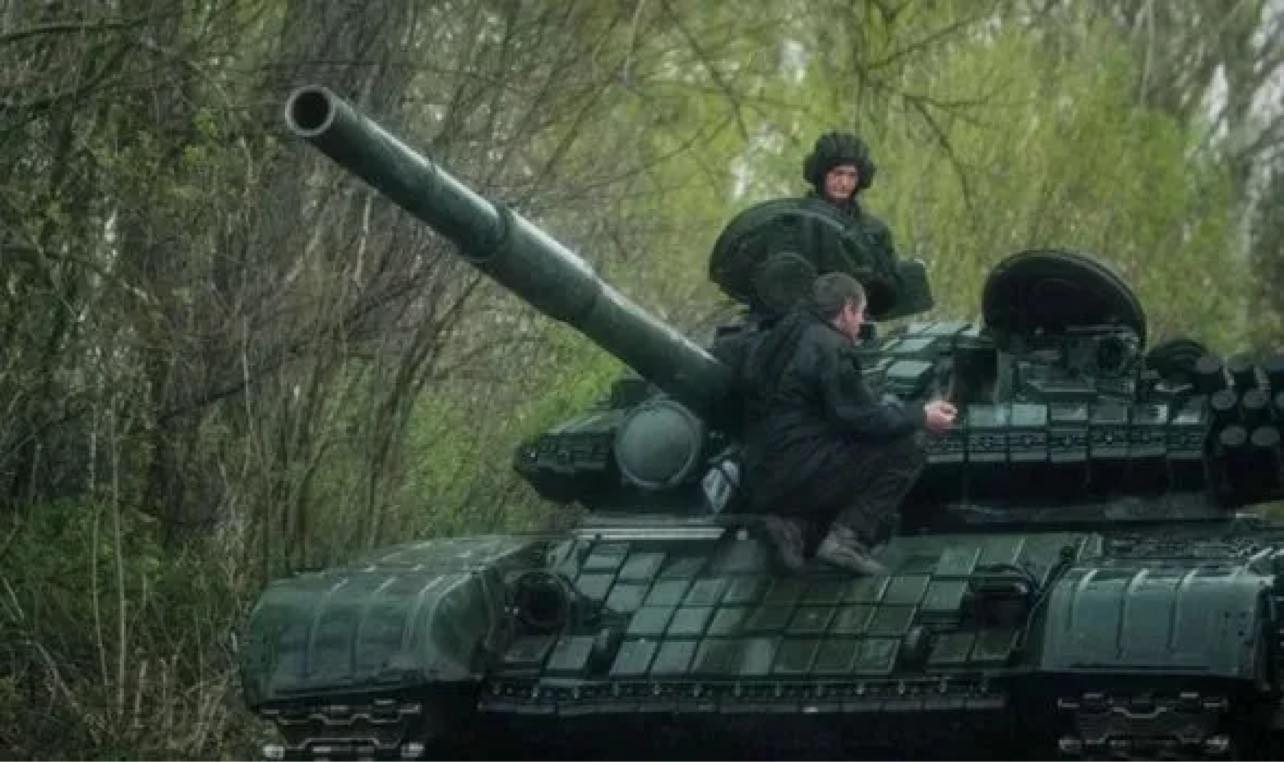 Chiến sự Ukraine: Đọ xe tăng, tàu ngầm của Nga và NATO - Ảnh 2.