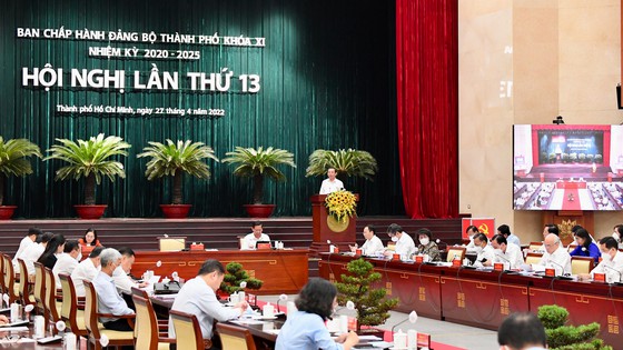 Bí thư Nguyễn Văn Nên: Khẩn trương tháo gỡ vướng mắc nhà ở xã hội, giải toả nhà tạm kênh rạch - Ảnh 1.