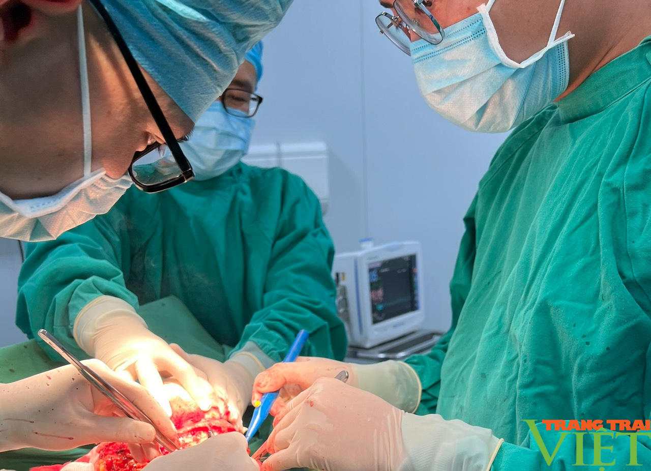 Bệnh viện Đa khoa tỉnh Sơn La: Phẫu thuật thành công cho bệnh nhân có khối u vú lở loét - Ảnh 2.