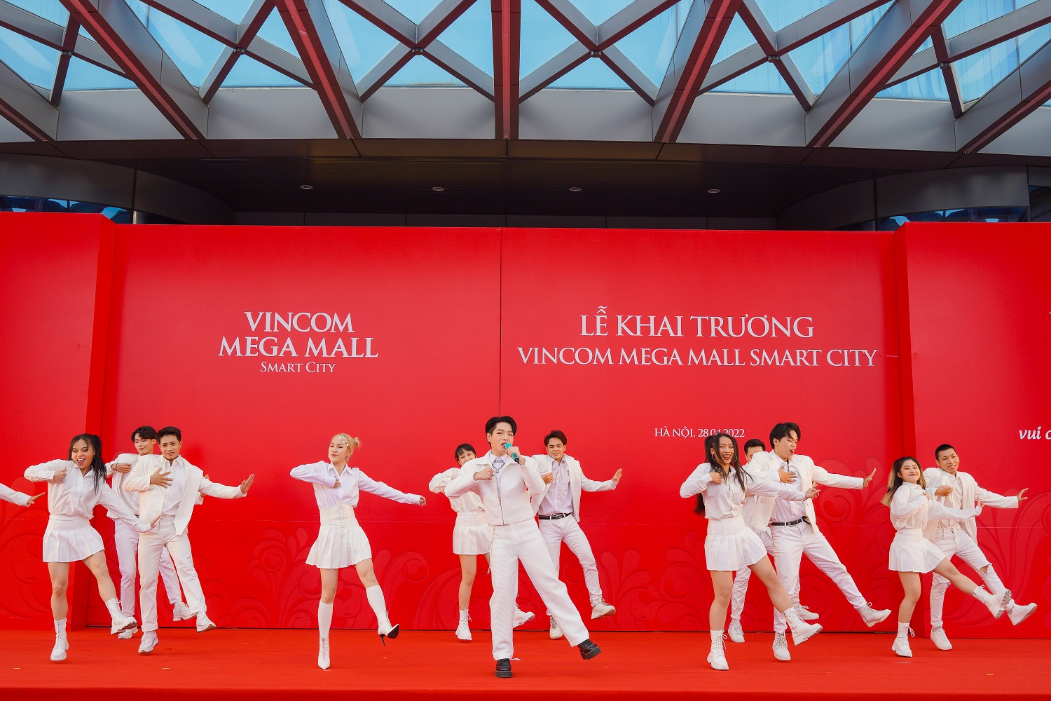 Khai trương TTTM &quot;thế hệ mới&quot; Vincom Mega Mall Smart City đầu tiên của Việt Nam - Ảnh 3.