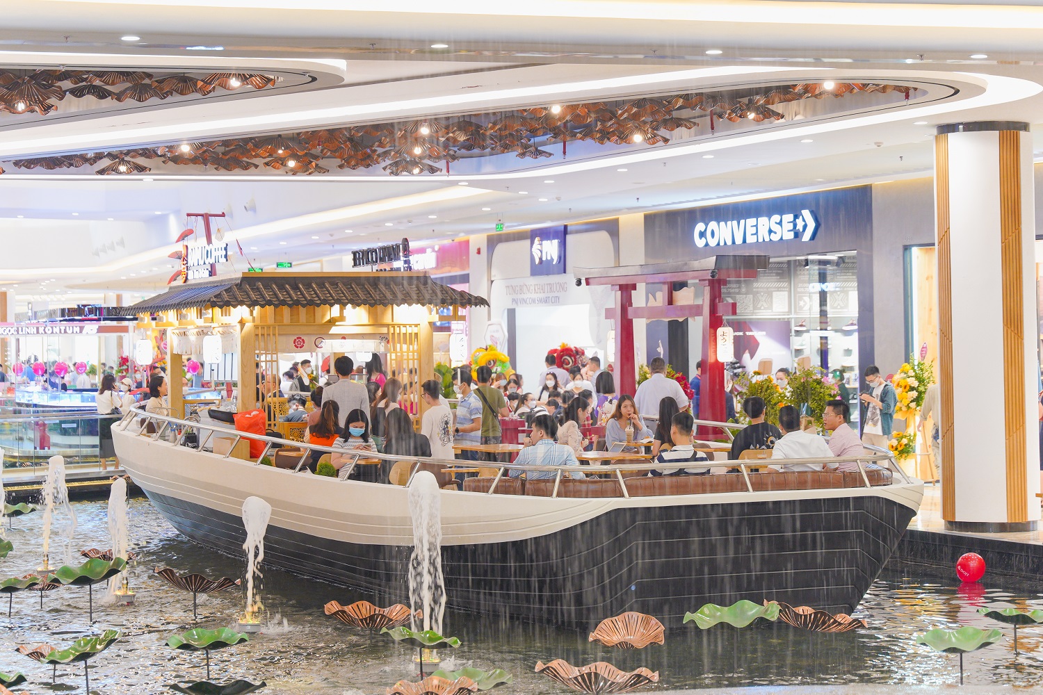 Khai trương TTTM &quot;thế hệ mới&quot; Vincom Mega Mall Smart City đầu tiên của Việt Nam - Ảnh 4.