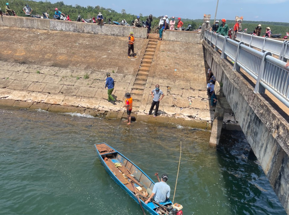 Đắk Lắk: Nam thanh niên để lại thư tuyệt mệnh trên xe rồi nhảy xuống đập - Ảnh 1.