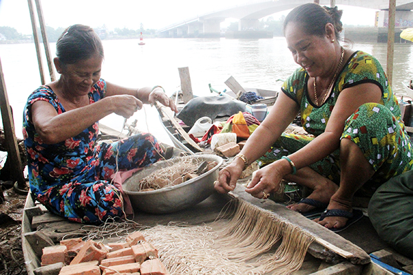 Xóm Câu giữa lòng thành phố Biên Hòa của Đồng Nai, cần thủ ngày càng &quot;sát cá&quot;, nhưng cá, tôm ngày càng ít đi - Ảnh 2.
