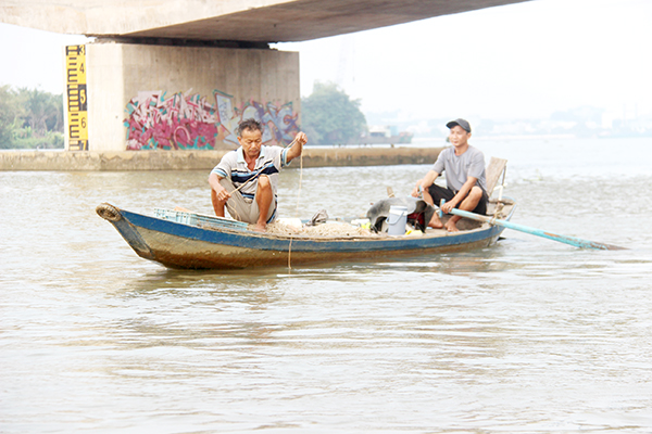 Xóm Câu giữa lòng thành phố Biên Hòa của Đồng Nai, cần thủ ngày càng &quot;sát cá&quot;, nhưng cá, tôm ngày càng ít đi - Ảnh 9.
