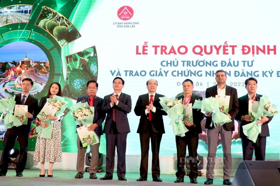 Trao Giấy chứng nhận đầu tư cho dự án Khu chăn nuôi công nghệ cao DHN Đắk Lắk  - Ảnh 1.