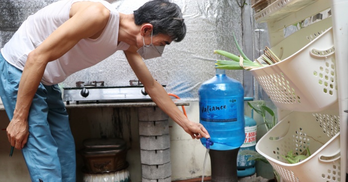 People in adjacent villas in Hanoi are miserable because of water loss