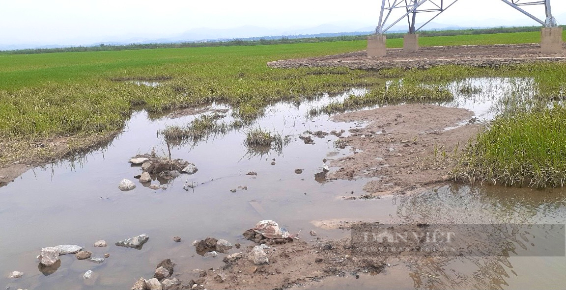Vụ thi công đường dây 220kV không hoàn trả mặt bằng cho nông dân ở Quảng Bình: Họp dân lắng nghe ý kiến, xử lý - Ảnh 1.