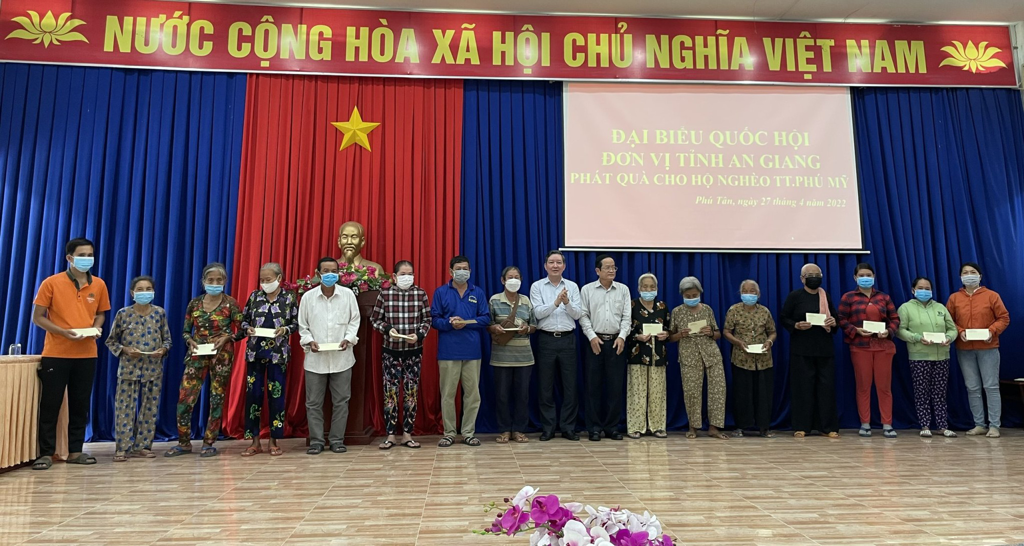 Chủ tịch Hội NDVN Lương Quốc Đoàn thăm, tặng quà gia đình chính sách, hộ nghèo tại An Giang - Ảnh 3.