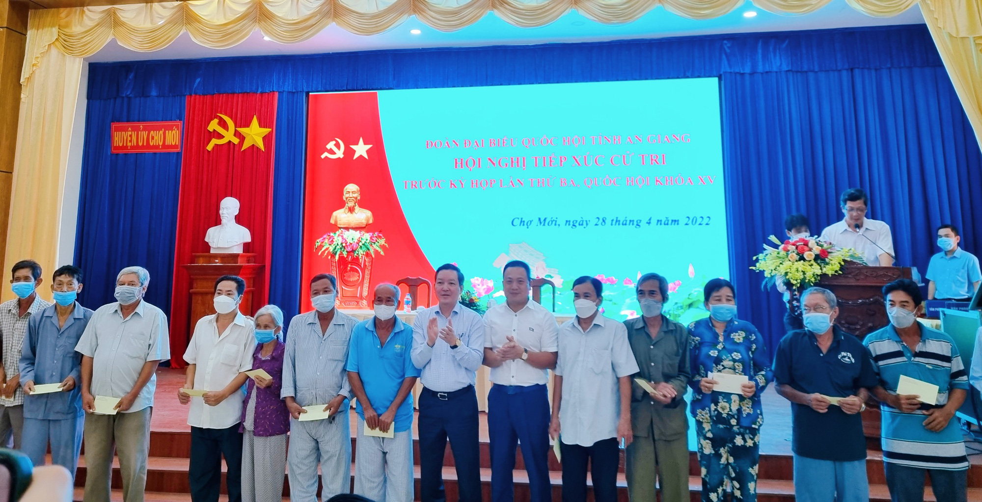 Chủ tịch Hội NDVN Lương Quốc Đoàn thăm, tặng quà gia đình chính sách, hộ nghèo tại An Giang - Ảnh 2.