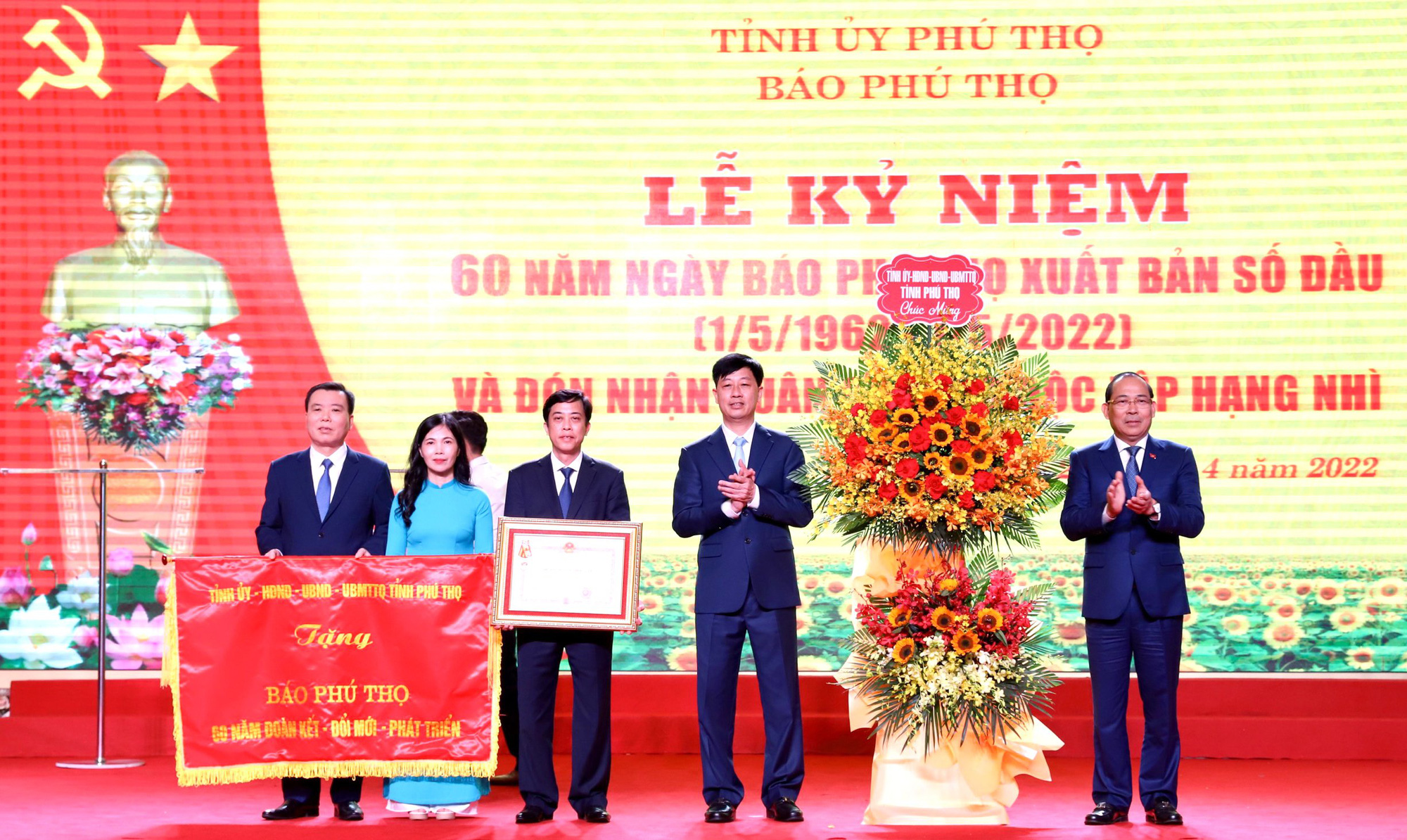 Báo Phú Thọ kỷ niệm 60 năm ngày xuất bản số đầu và đón nhận Huân chương Độc lập hạng Nhì - Ảnh 2.