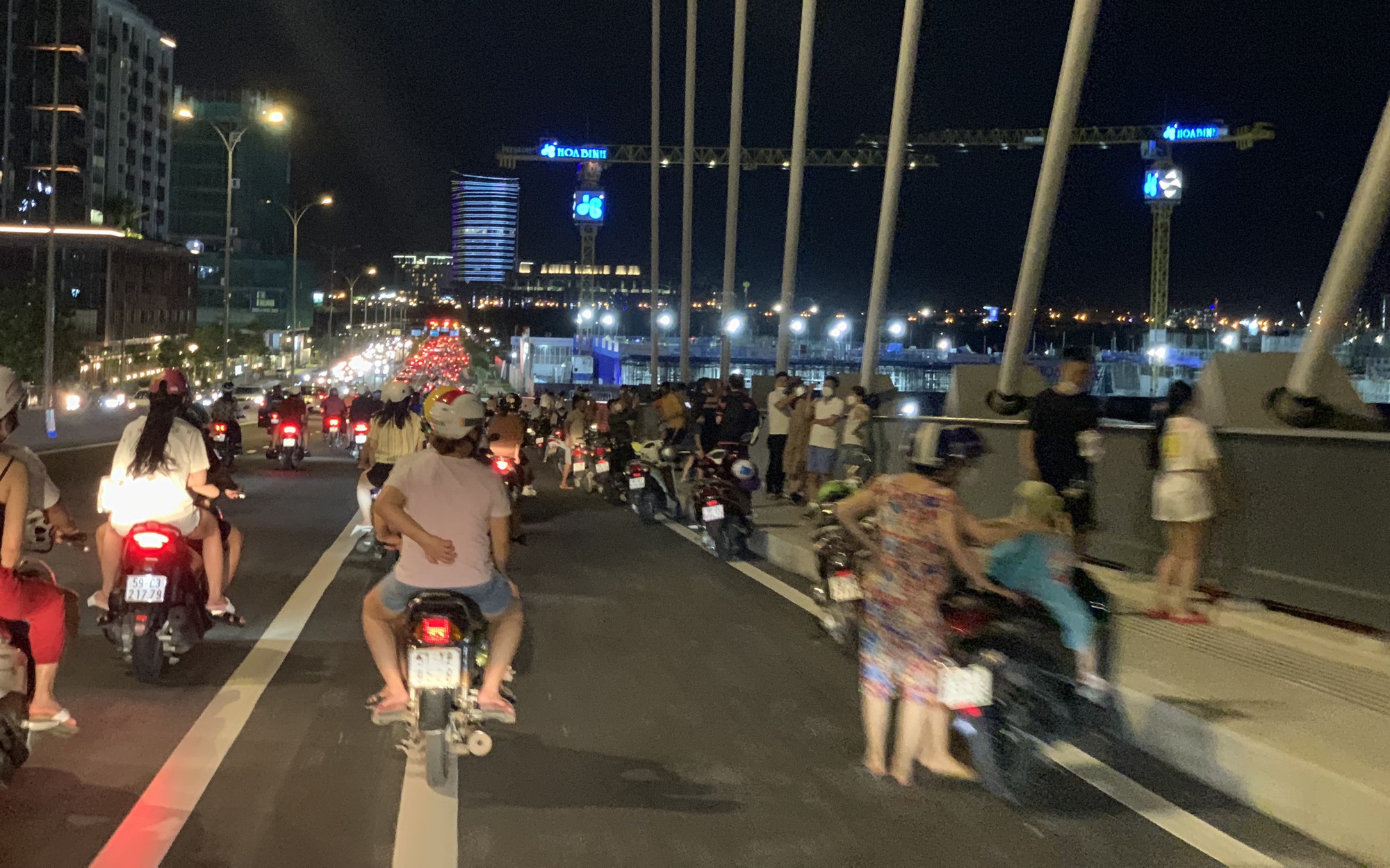 Cầu Thủ Thiêm 2 về đêm: Với vẻ đẹp ấn tượng của một trong những cây cầu hiện đại nhất Việt Nam, Cầu Thủ Thiêm 2 buổi tối rực rỡ hơn bao giờ hết. Chương trình ánh sáng và âm nhạc độc đáo khiến cho cả miền đất mới nở này trở nên quyến rũ và cuốn hút hơn. Đây là một trong những điểm đến đầy mới lạ tại Sài Gòn mà bạn không thể bỏ qua.