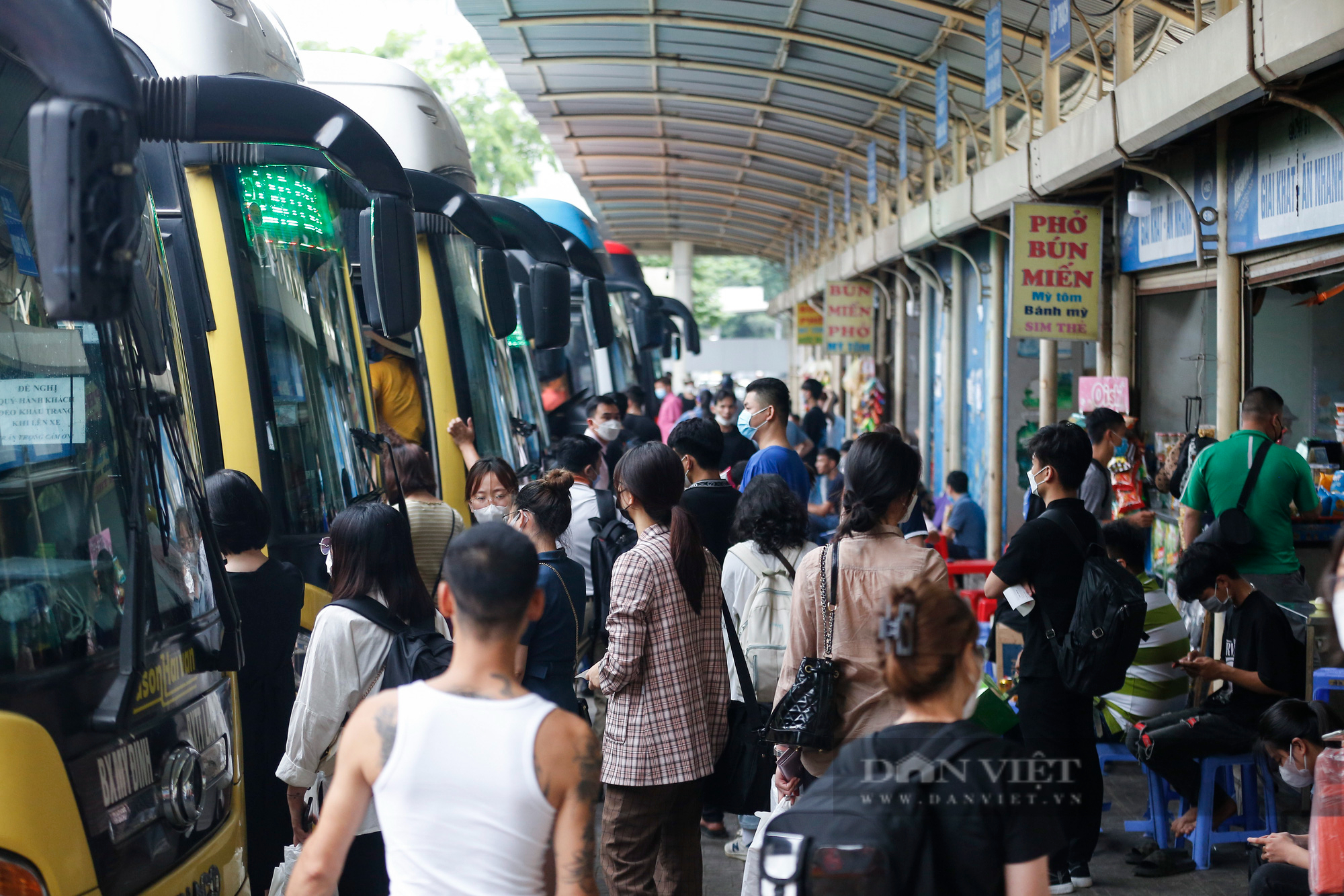 Bến xe tại Hà Nội đông nghẹt, người dân chen nhau lên xe khách về quê nghỉ lễ 30/4 - Ảnh 1.