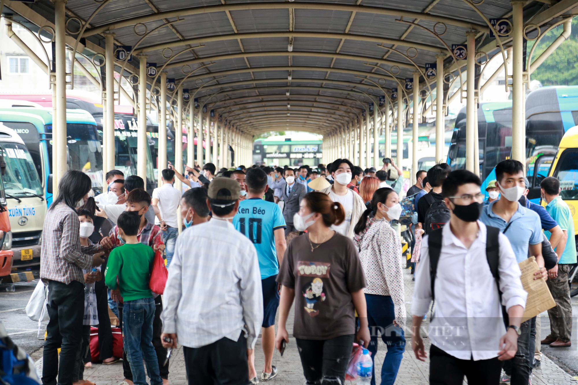 Bến xe tại Hà Nội đông nghẹt, người dân chen nhau lên xe khách về quê nghỉ lễ 30/4 - Ảnh 10.