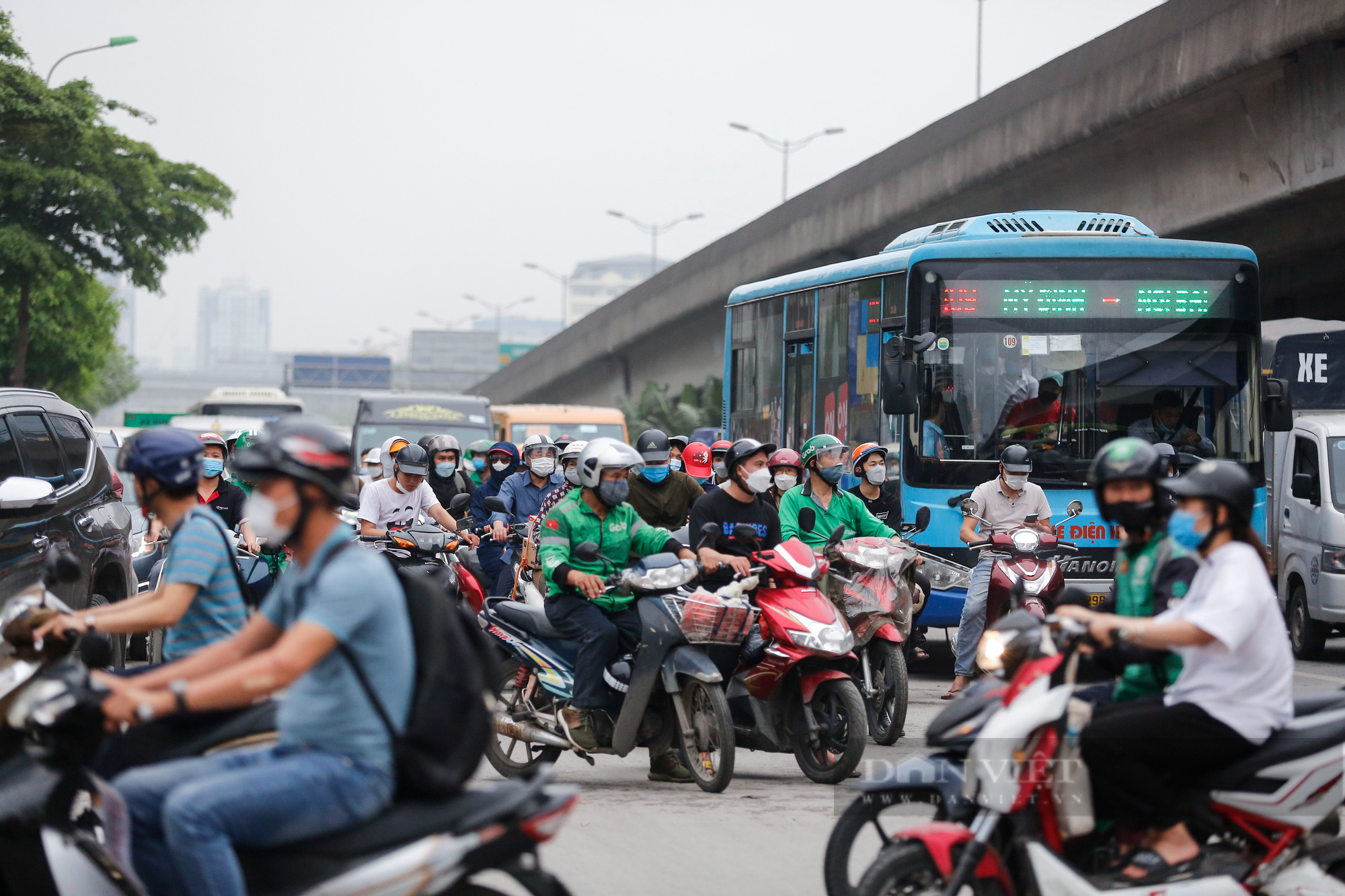 Bến xe tại Hà Nội đông nghẹt, người dân chen nhau lên xe khách về quê nghỉ lễ 30/4 - Ảnh 13.
